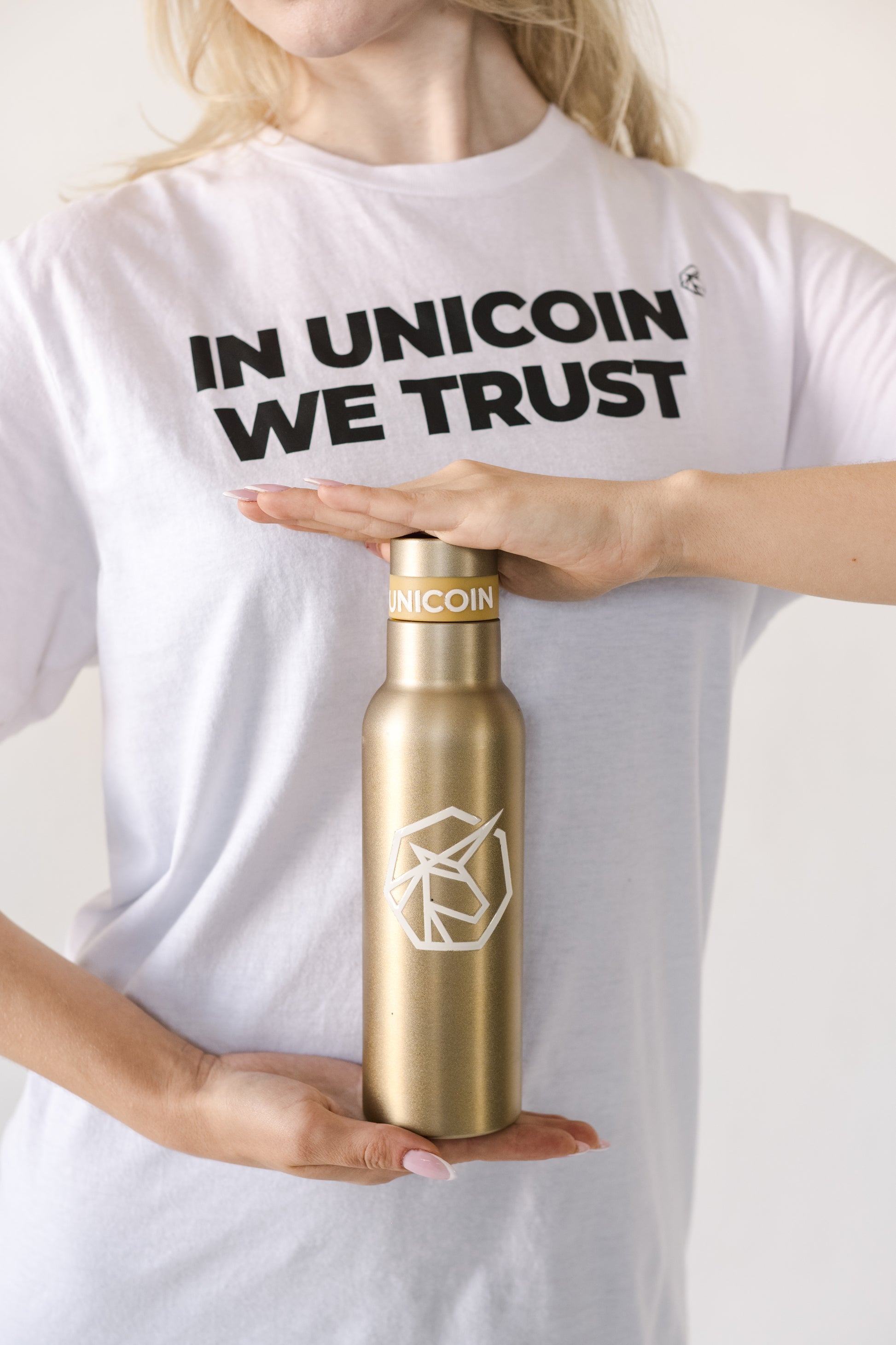 Experience ultimate thermal performance with our Unicoin Water Bottle Golden! Crafted from durable double-wall stainless steel, featuring innovative copper vacuum insulation tech, it keeps drinks hot for 12 hours, cold for 48. Screw cap with integrated handle for easy carrying. BPA-free for worry-free hydration on the go!